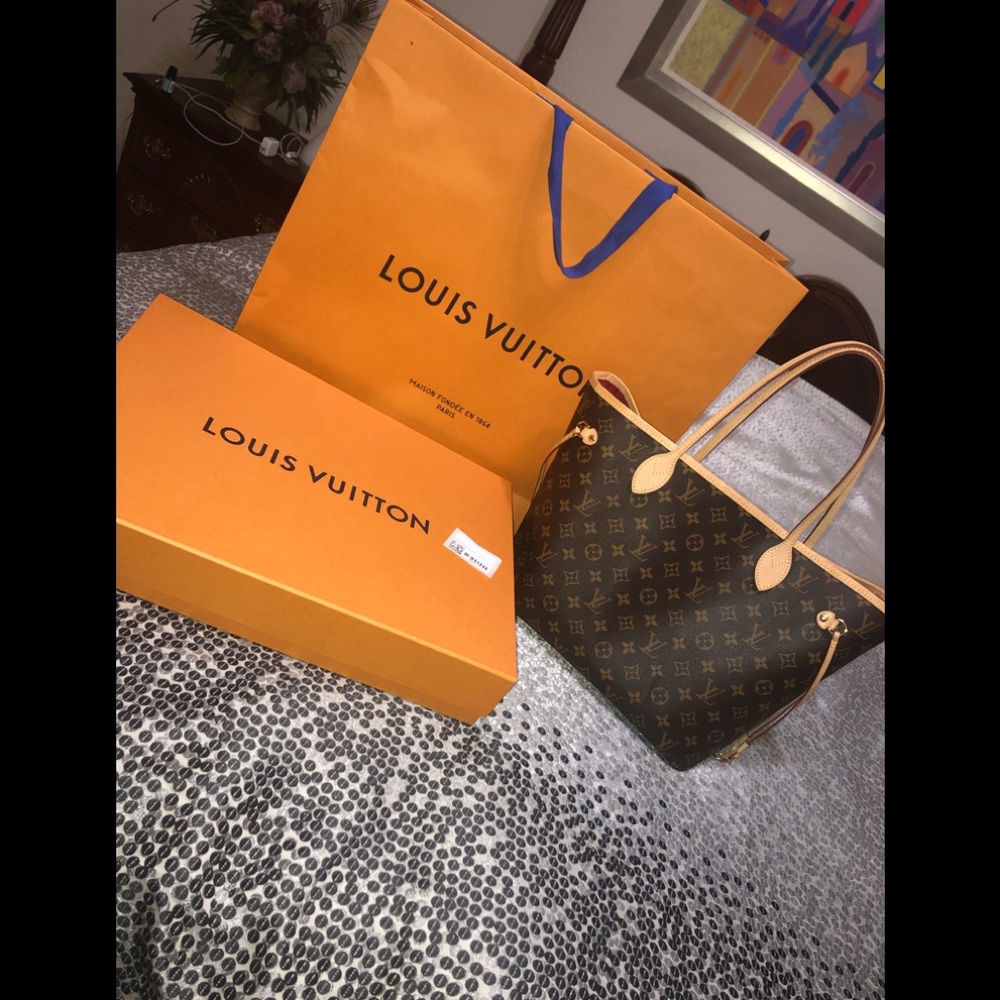 Authentic Louis Vuitton Neverfull MM(red interior)